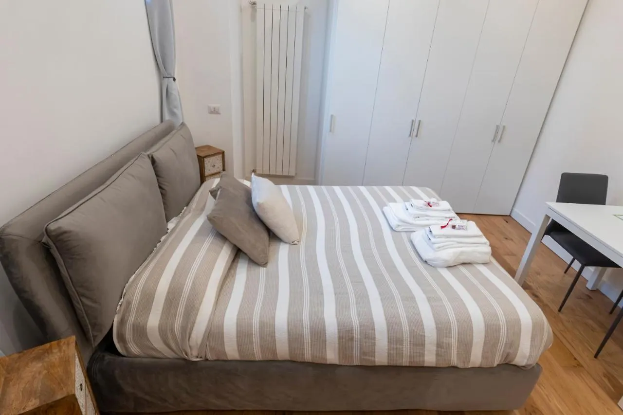 Milan Center Apartment Studio - Porta Romana 0*,